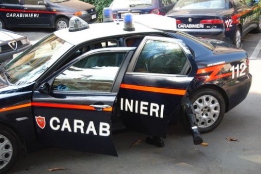 Ferisce il convivente con un coltello