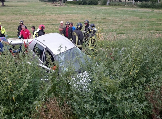 Scontro tra un furgone e un’auto sulla A21