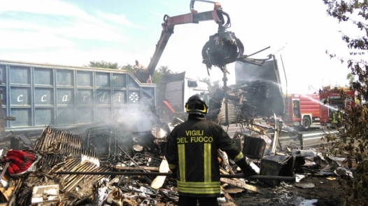 Autocarro in fiamme sulla Torino-Brescia. Traffico a una corsia in direzione Nord