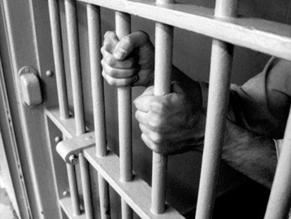 Spaventava automobilisti e cittadini in centro a Tortona: arrestato 34enne