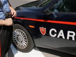 Litigano e lui tira fuori una grossa chiave inglese