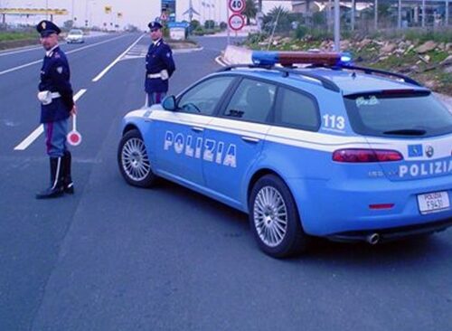 Ubriaco provoca un incidente e poi fugge contromano in autostrada