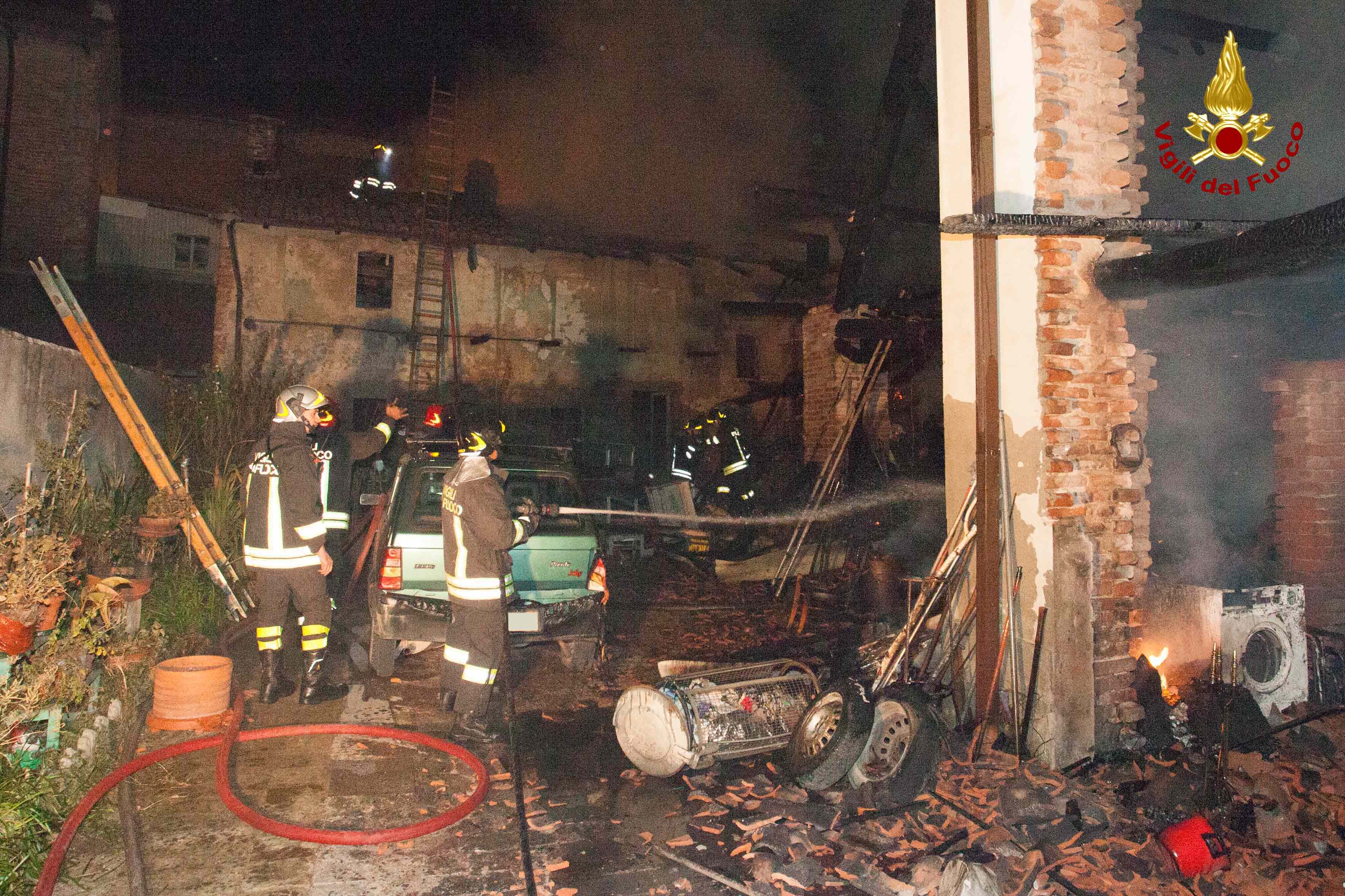 Grave incendio a Solero: distrutti tre fabbricati