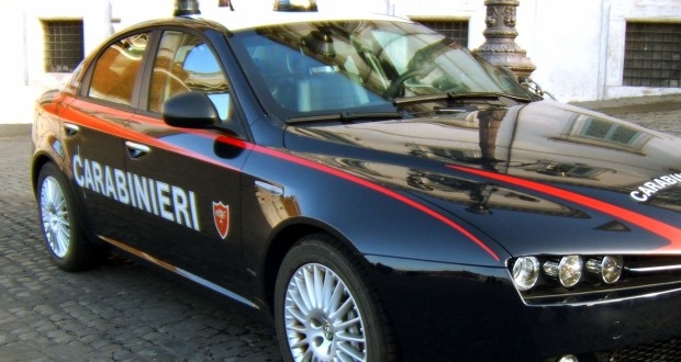 Insulta e prende a calci un cittadino marocchino durante la festa del paese: denunciato 43enne