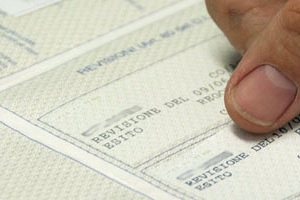 Coniugi denunciati per aver contraffatto il tagliando di revisione dell’auto