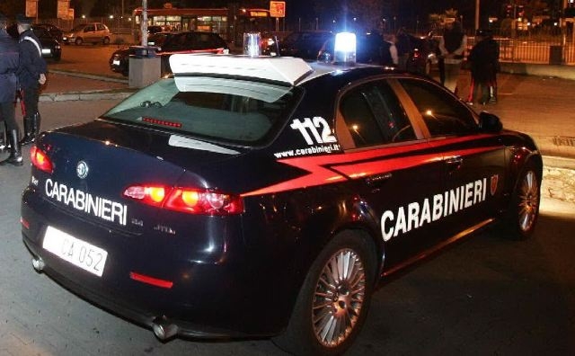 Finisce fuori strada senza patente e tenta di far incolpare l’amica: denunciato dai Carabinieri