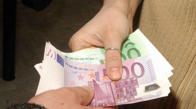 Hanno spillato 87 mila euro a un pensionato casalese. Coppia denunciata dopo aver finto di essere bisognosa