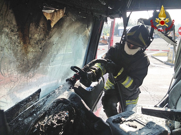 Tir a fuoco al casello di Alessandria Sud [FOTO]