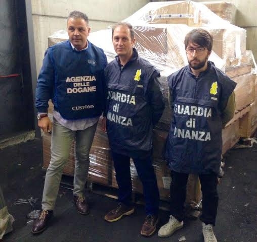 14 mila prodotti sequestrati a Serravalle Scrivia: erano caricabatterie pericolosi