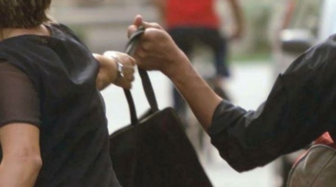 Si finge una postina e con la scusa di farle firmare una raccomandata le porta via la borsa