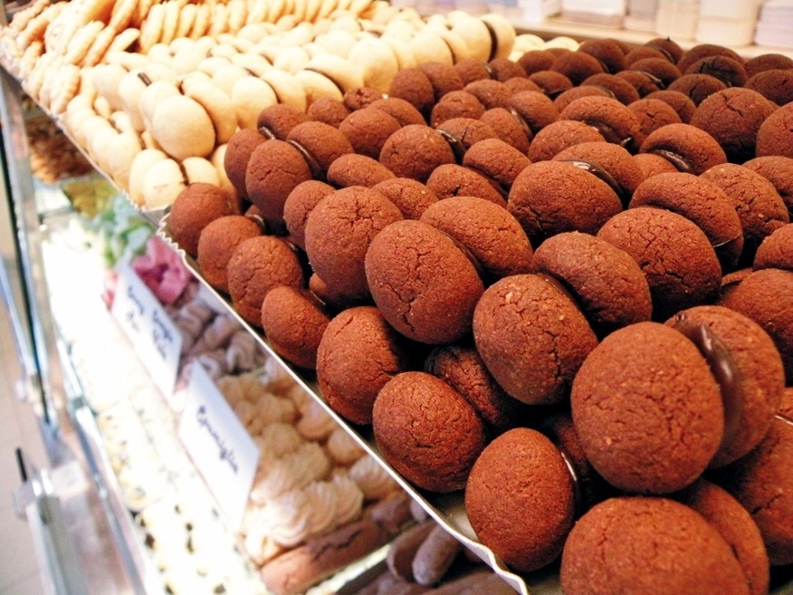 Baci, amaretti e brut e bon. Il biscotto è protagonista ad Alessandria
