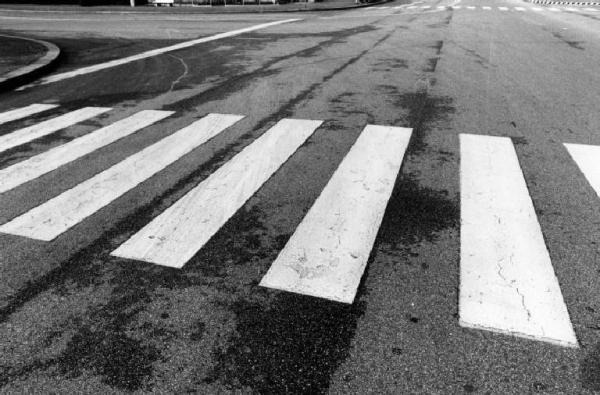 Aveva toccato con lo specchietto un pedone ma poi si era allontanato: denunciato 75enne