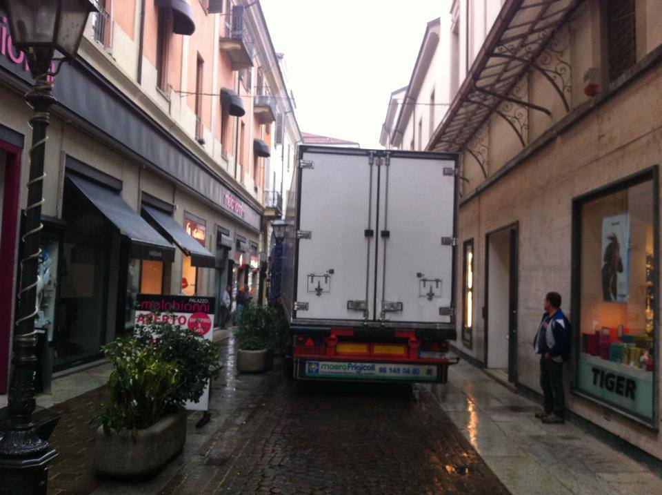 Con il tir infila via Migliara e rimane incastrato