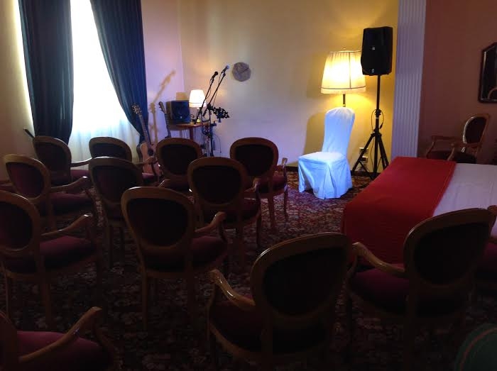 Concerto da vip all’hotel “Alli due buoi rossi” con Dado Bargioni nella stanza 302