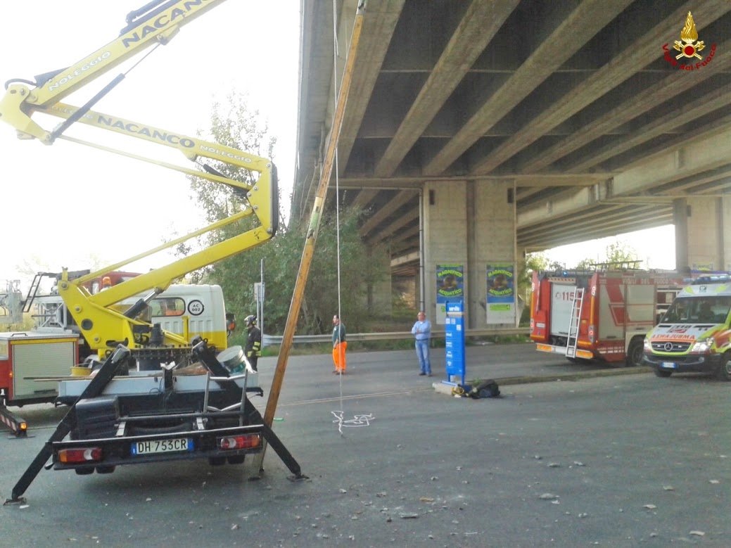 Operaio rimane incastrato tra il suo cestello e il cavalcavia della A26: liberato dai Vigili del Fuoco [FOTO]