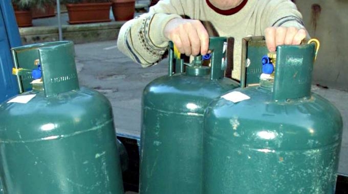 Benzinaio caricava bombola per uso domestico con il gpl: maxi-multa per benzinaio e cliente