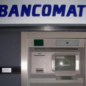 Ladri sfondano bancomat della Coop di Alessandria