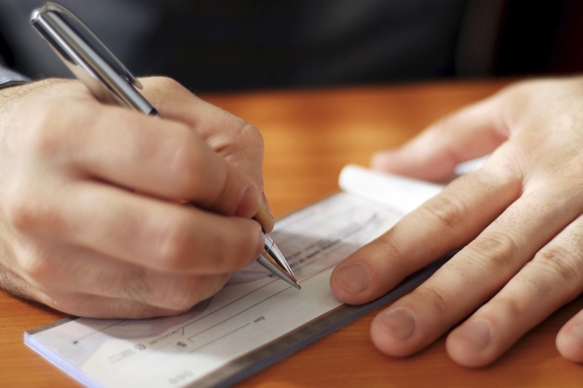 Non risiedevano più in Italia ma incassavano ugualmente l’assegno sociale