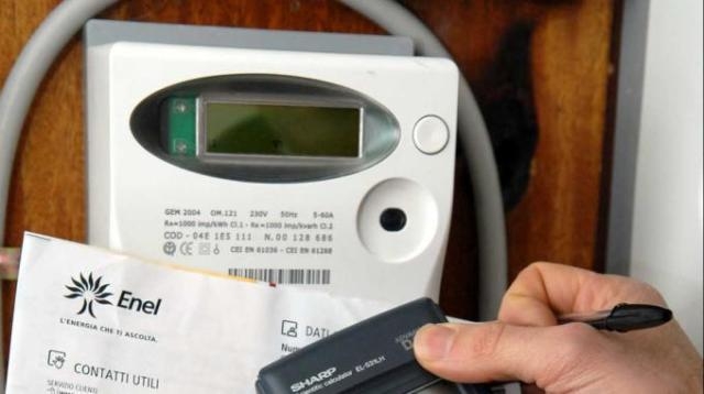 Forzano il contatore e sottraggono più di 1500 euro di energia elettrica: denunciati