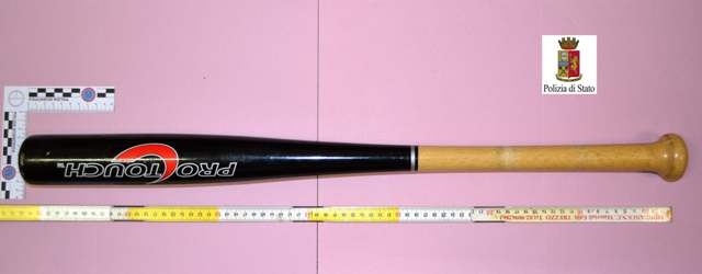 Colpisce con una mazza da baseball un coetaneo: denunciato un 18enne di Casale