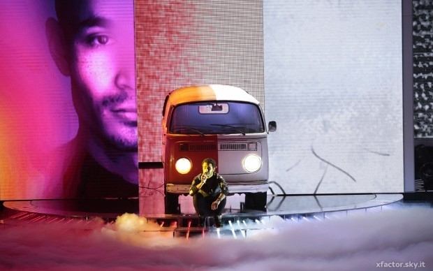 Su un pulmino anni 70 Riccardo Schiara vola alla prossima puntata di X-Factor