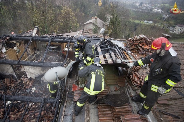 Arquata Scrivia: prende fuoco un tetto di legno in frazione Rigoroso [FOTO]