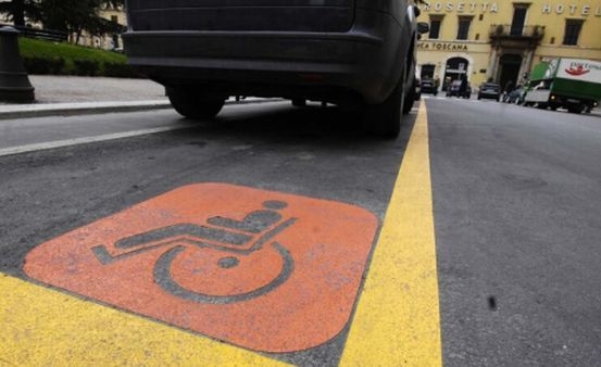 Per avere due permessi per invalidi si era inventata il furto