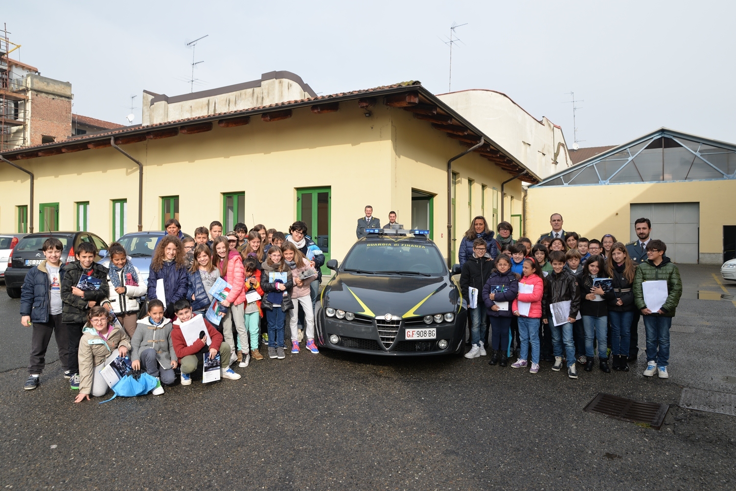 “Caserme aperte” per celebrare il 4 novembre. Le Fiamme Gialle ospitano 90 alunni delle elementari di Alessandria