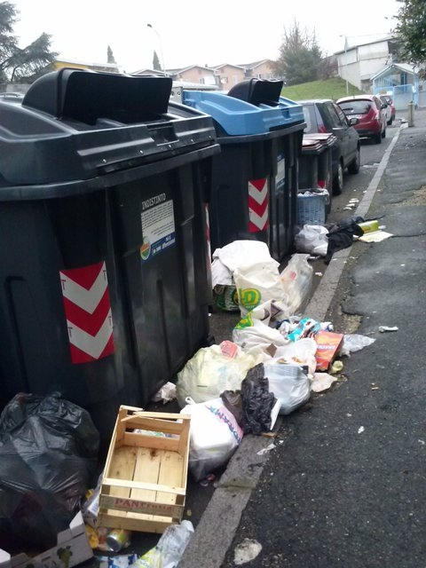 Alessandria: immondizia fuori dai cassonetti vicino alla scuola elementare Morando