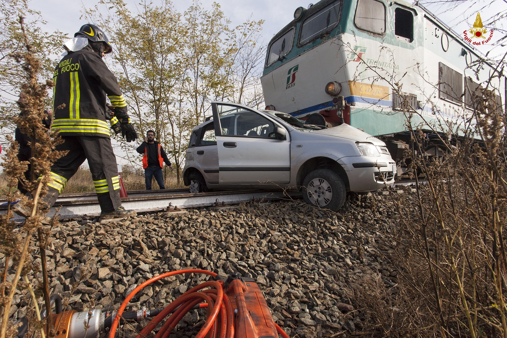 Auto investita da treno al passaggio a livello [FOTO]