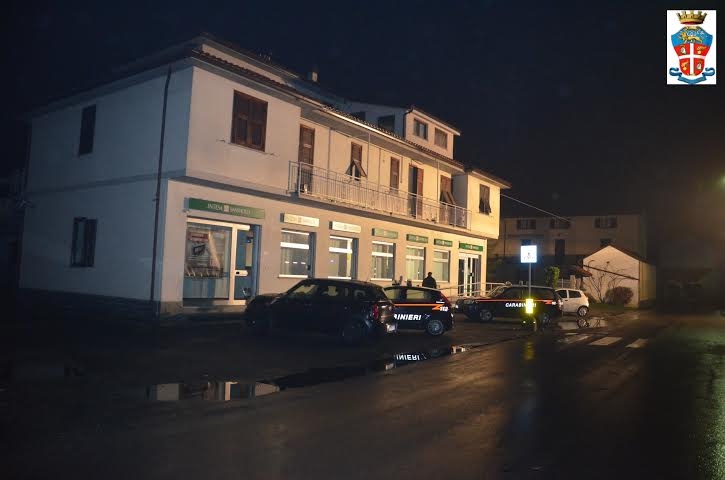 Fanno esplodere il bancomat e portano via 60 mila euro. È accaduto questa notte a Fresonara