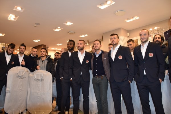 Grigio eleganza: l’Alessandria in giacca e cravatta [FOTO]