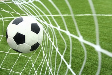 Calcio a un avversario e scatta il parapiglia: rissa in una partita del campionato amatori
