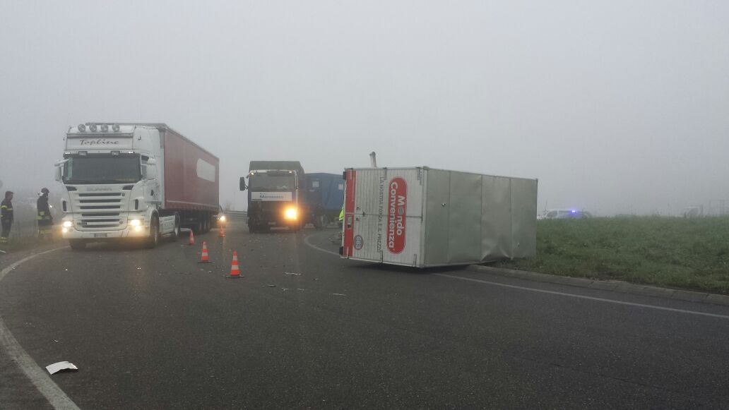 Camion ribaltato vicino al casello Alessandria Ovest [FOTO]