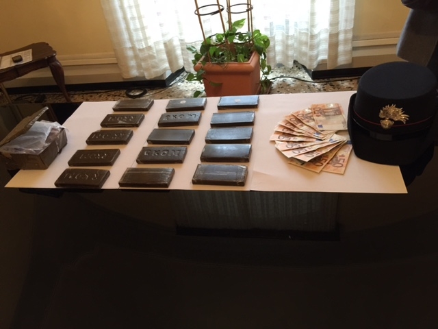 Un chilo e mezzo di hashish nascosto sotto il sedile dell’auto: arrestato 28enne marocchino