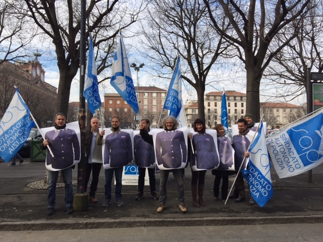 “Date le divise agli allievi”: il Sap di nuovo in piazza [FOTO]