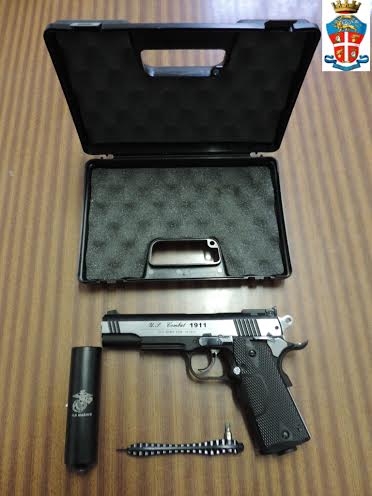 Litigano per un posto auto: 30enne spaventa vicino con una pistola ad aria compressa