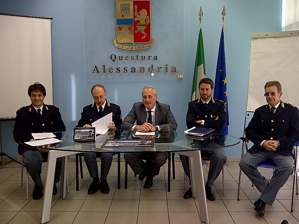 Insieme agli auguri, “la famiglia della Polizia di Stato” rafforza i controlli per regalare un buon Natale a tutti i cittadini