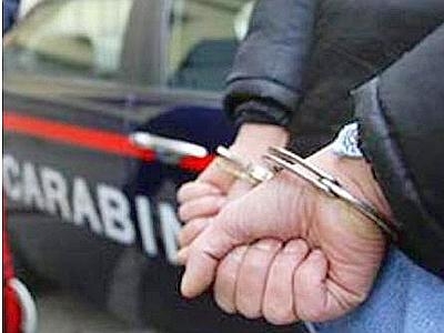 Si presenta sotto casa della ex a Valenza con un grosso coltello da cucina: arrestato 60enne