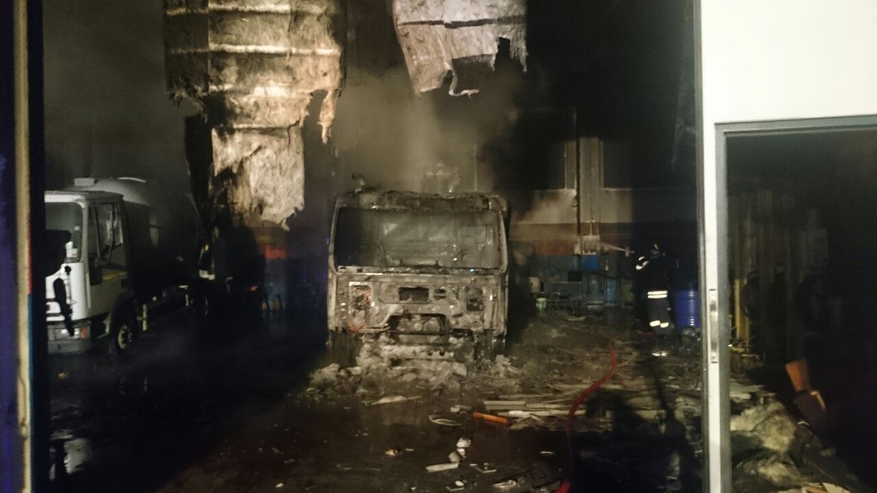 In fiamme deposito di automezzi in via Pavia
