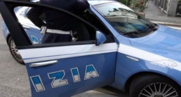 Minaccia l’ex moglie con un coltello e poi ferisce alla mano un poliziotto
