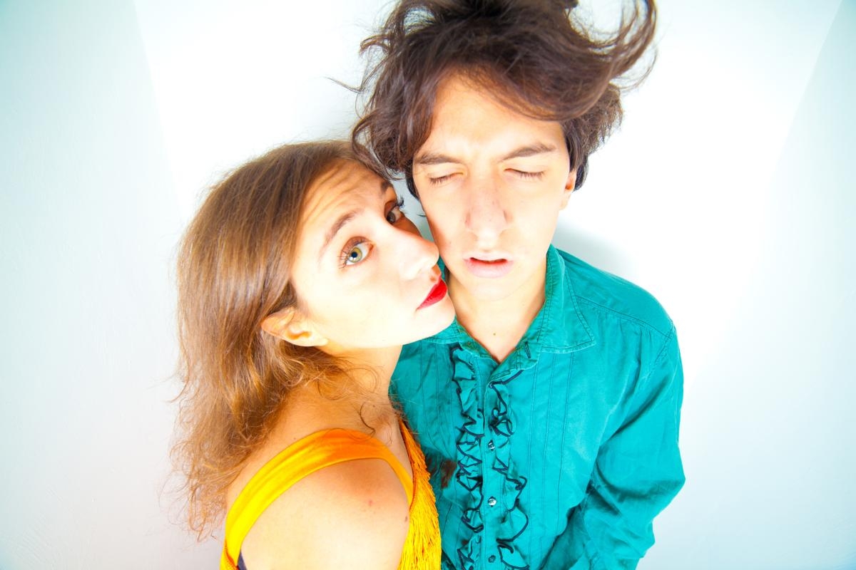 La cinica e travolgente comicità de “Il nostro amore schifo” al Teatro Sociale di Valenza