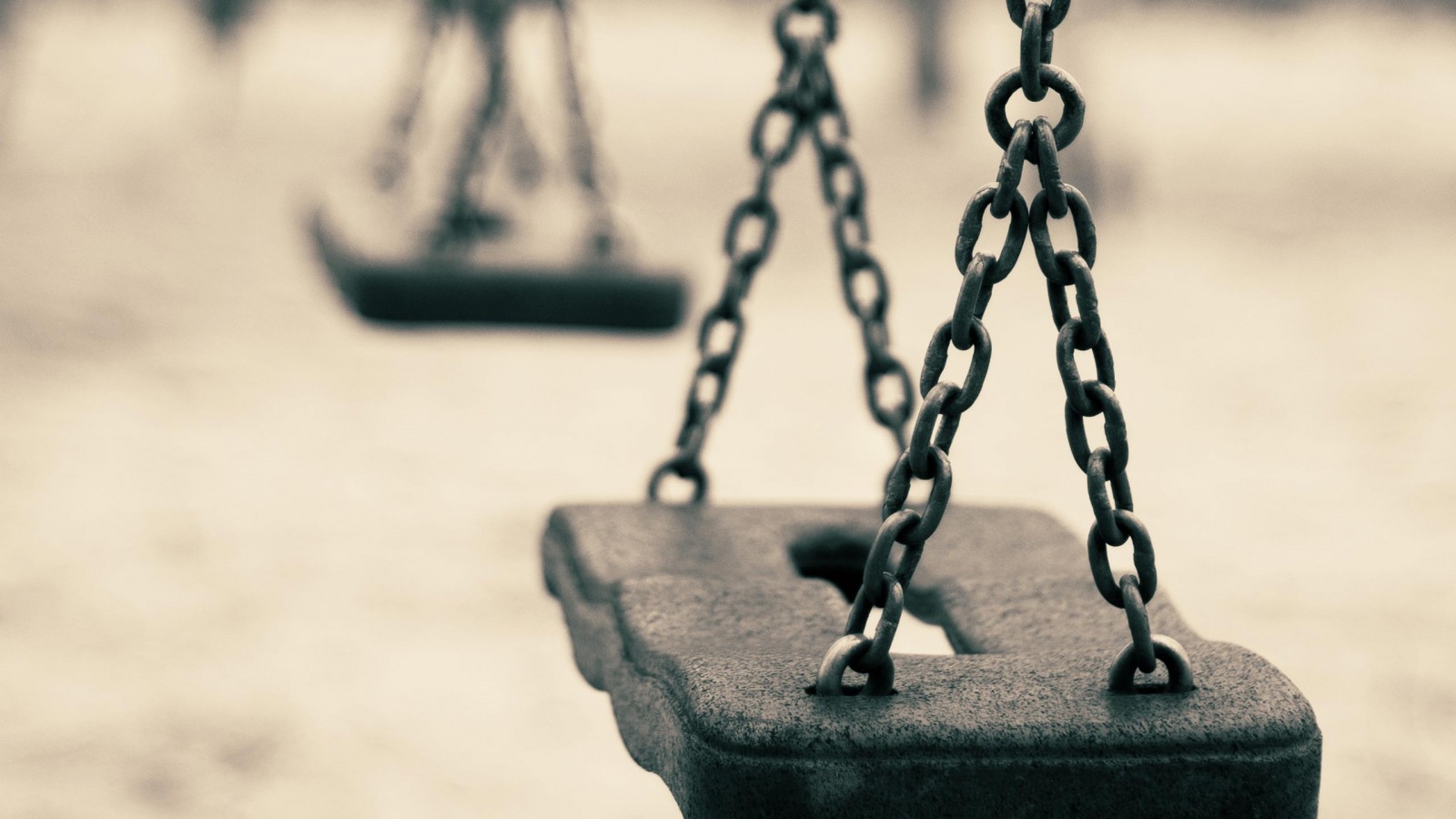 Molestie sui bimbi al parco: arrestato 53enne a Novi