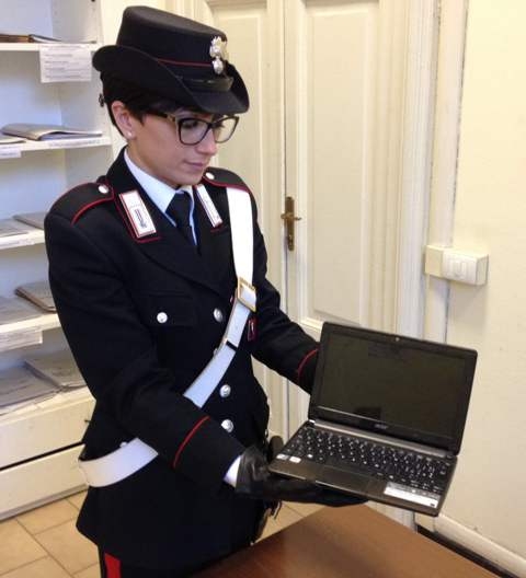 Sorpreso con un computer rubato a una scuola: denunciato per ricettazione un 24enne di Tortona