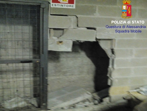 Nella cantina di un palazzo a Tortona un cunicolo segreto per nascondere due etti di cocaina