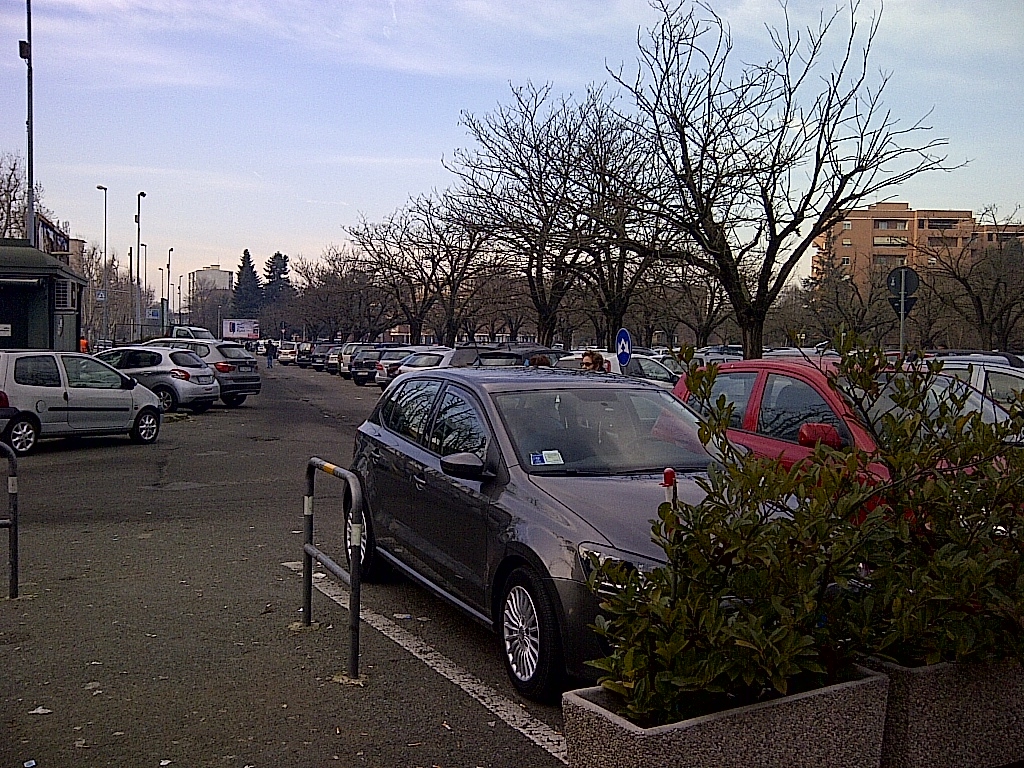 Controlli in piazza Berlinguer ad Alessandria per arginare il fenomeno dei parcheggiatori abusivi