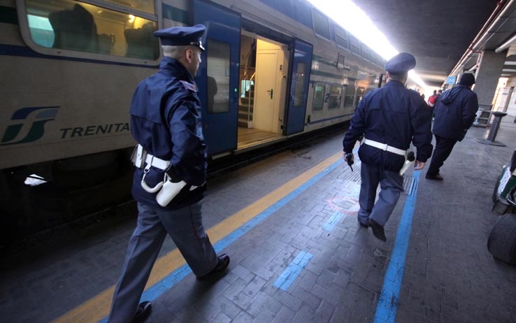 In manette ladro specializzato in furti a danno dei pendolari