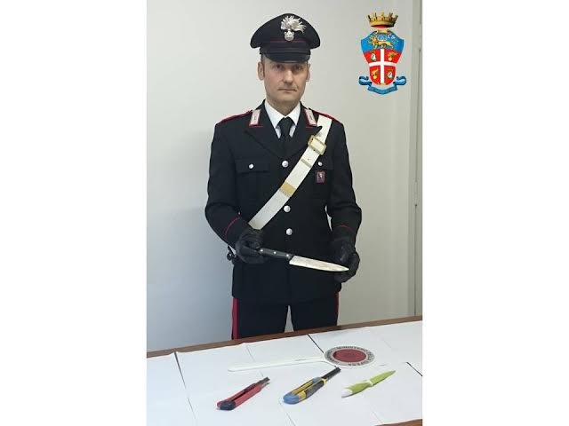 Carabinieri fermano 38enne: nel cruscotto del furgone cutter e coltelli a serramanico