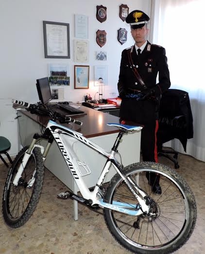 In sella a una bici di lusso dopo averne rubate altre. Carabinieri denunciano un 30enne