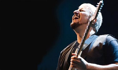 Addio a Pino Daniele, nero a metà